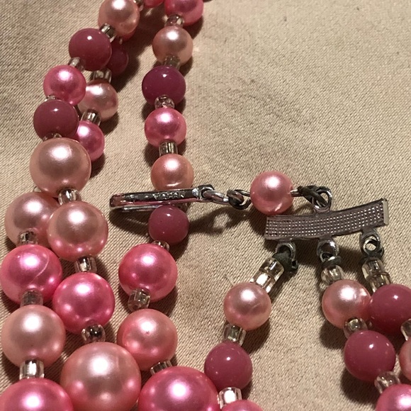 Vintage pink beaded three strand necklaces - Picture 6 of 7